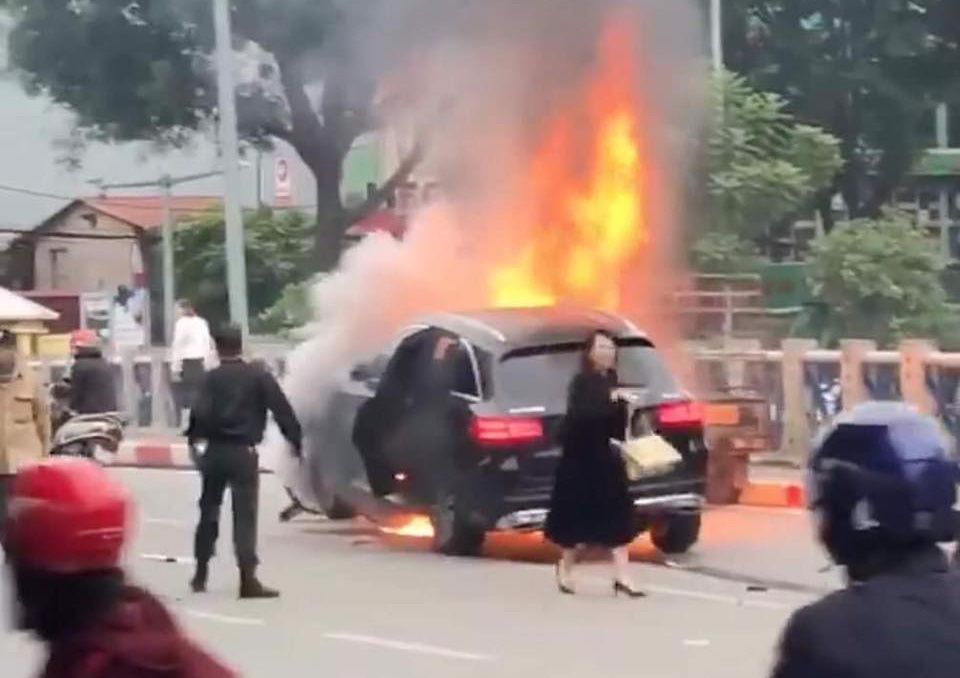 Nữ bác tài tài xế Mercedes tông một loạt xe cộ máy ở Thành Phố Sài Gòn nhiều người nhập  viện  VTVVN