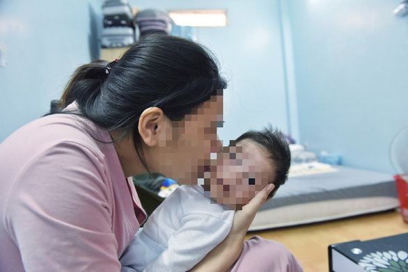 Một nụ hôn trên má mang... "cả tá mầm bệnh"