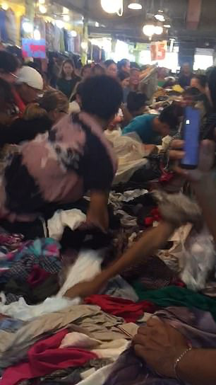 Kinh hoàng cảnh khách hàng giành giật quần áo ở chợ Philippines - Ảnh 4.