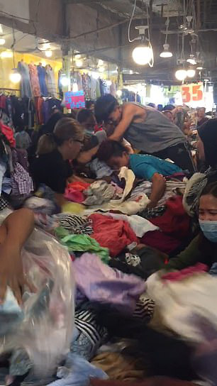 Kinh hoàng cảnh khách hàng giành giật quần áo ở chợ Philippines - Ảnh 3.