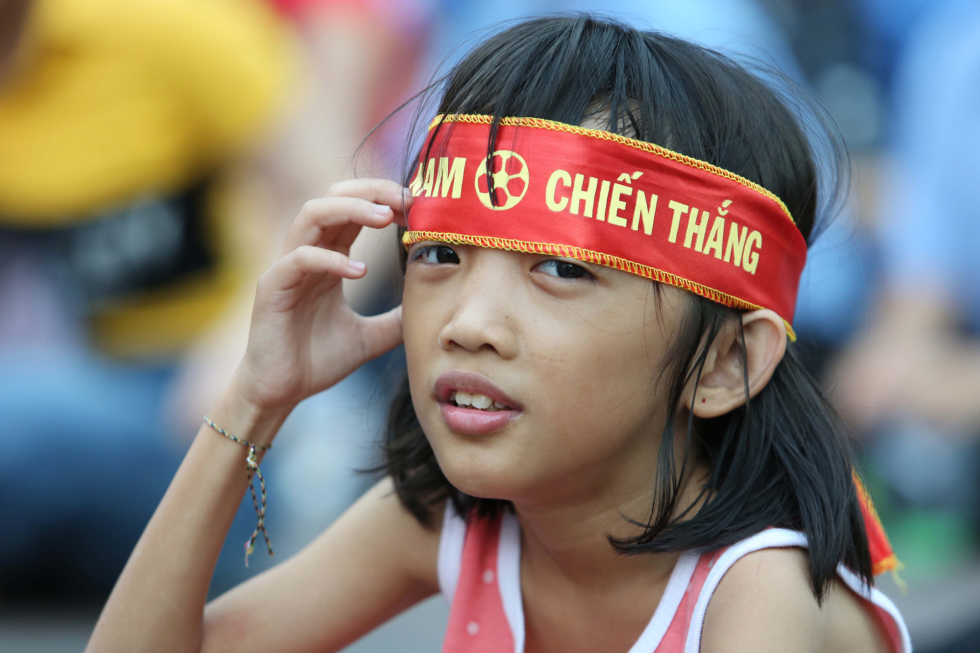 CĐV nữ và lá cờ Việt Nam: Bóng đá luôn là một trong những niềm tự hào của người Việt Nam, và trong đó, cờ đỏ sao vàng luôn là nét đẹp tuyệt vời. Năm 2024, cùng với sự trỗi dậy của nền bóng đá nữ Việt Nam, các CĐV nữ cũng trở nên ngày càng nhiều và đa dạng, họ mang trong mình niềm tự hào gắn liền với lá cờ Việt Nam, lan tỏa tinh thần đoàn kết cũng như yêu nước đến mọi người.