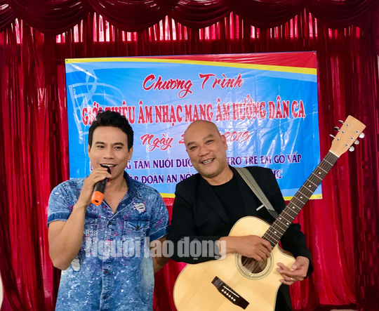 Diễn viên Trí Quang và nhạc sĩ Quốc Hùng xúc động hát vì trẻ mồ côi - Ảnh 1.