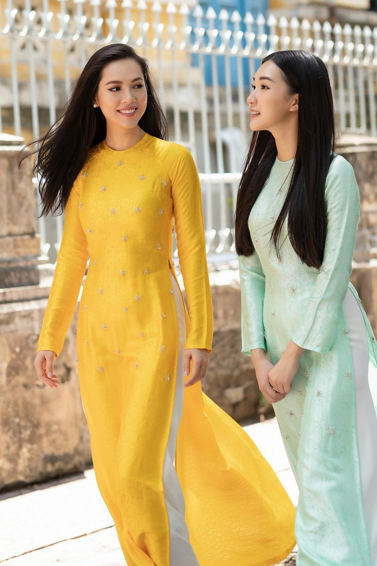 Áo dài là trang phục truyền thống của Việt Nam với kiểu dáng đơn giản nhưng thanh lịch. Ngày nay, áo dài đã xuất hiện với nhiều phiên bản đa dạng về màu sắc, chất liệu và kiểu dáng để phù hợp với nhiều sở thích và nhu cầu của người mặc. Nếu bạn yêu thích vẻ đẹp của áo dài, hãy xem hình ảnh để lựa chọn cho mình một chiếc áo dài yêu thích nhé!