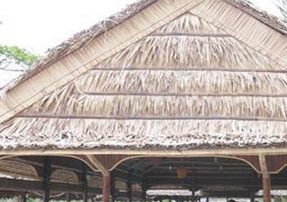 Người đàn ông đứng tuổi, gã trai và “lời thì thầm” của người đàn bà đẹp