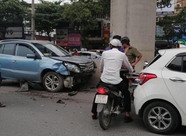 Xế hộp bất ngờ tông hàng loạt phương tiện trên phố, 3 phụ nữ bị thương - Ảnh 2.