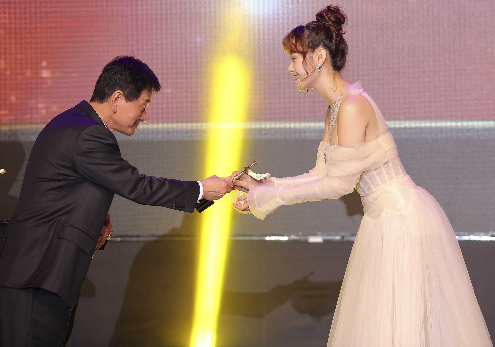 Minh Hằng nhận giải "Mai Vàng của Hàn Quốc"