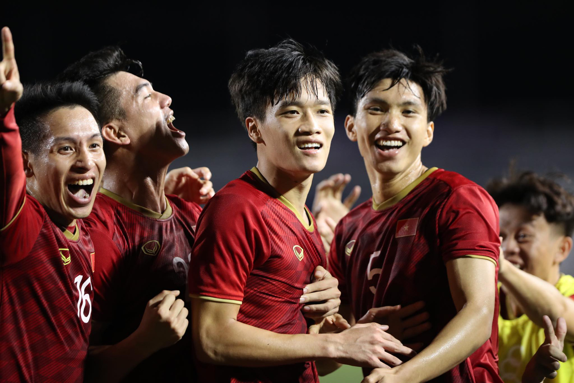 U22 Việt Nam vừa giành chiến thắng vang dội tại giải bóng đá châu Á và được các báo châu Á đánh giá rất cao. Hãy xem lại những khoảnh khắc đáng nhớ và tinh thần với người lao động của các cầu thủ trong trận đấu này.