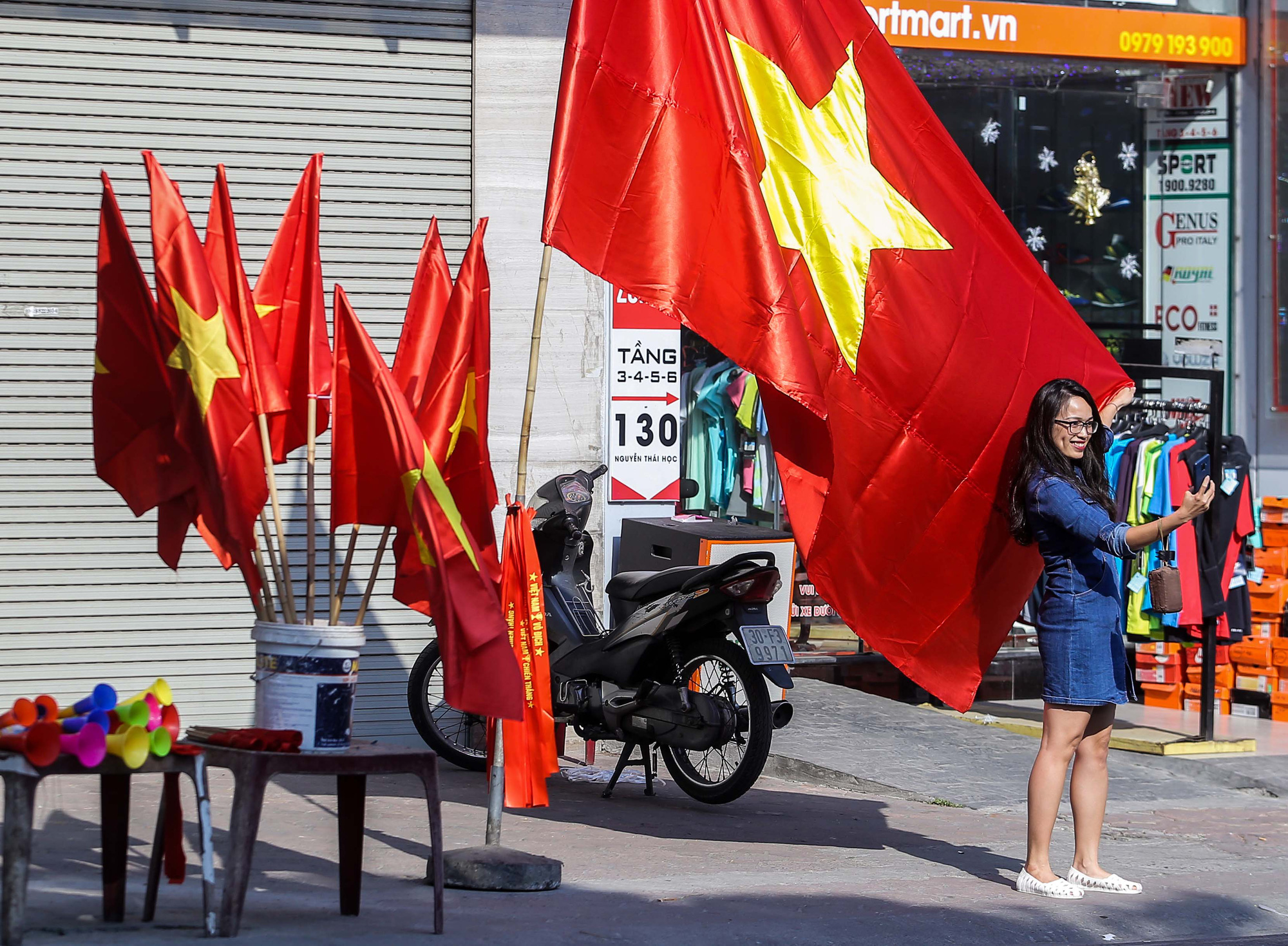 Màu cờ sắc áo đã tràn ngập khắp phố: SEA Games 2024 cờ Tổ quốc là một sự kiện thể thao hấp dẫn được tổ chức tại Việt Nam, với sự tham gia của nhiều quốc gia trong khu vực Đông Nam Á. Màu cờ sắc áo đã tràn ngập khắp phố, tạo nên một không khí cuồng nhiệt và đầy sôi động khiến bất kì ai cũng phải thích thú. Hãy đến và cảm nhận không khí của thành phố in dấu ấn của quốc kỳ đỏ sao vàng.