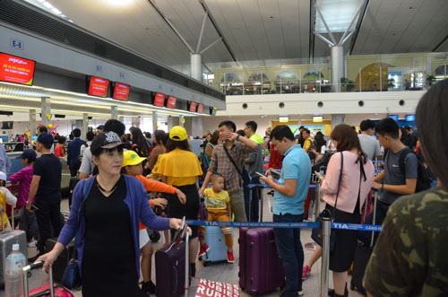 Lo sân bay Tân Sơn Nhất tắc nghẽn dịp Tết - Ảnh 1.