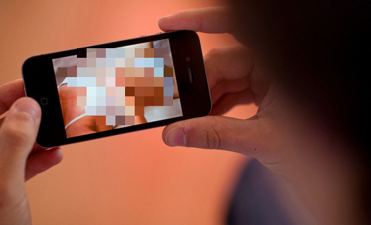 Người dùng iPhone xem phim khiêu dâm nhiều hơn Android - Ảnh 1.