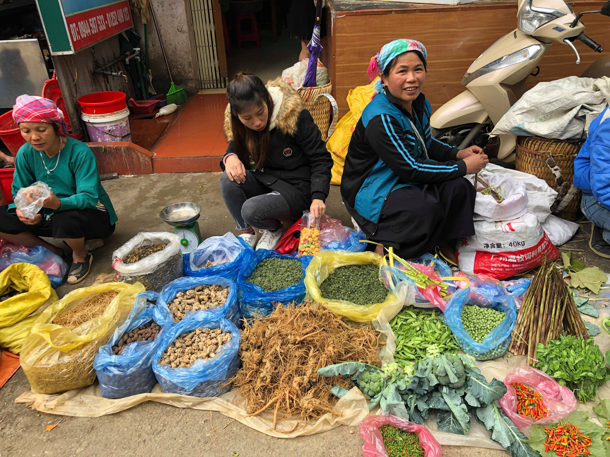 Đến Hà Giang khám phá vẻ đẹp đầy sắc màu của chợ phiên Đồng Văn - Báo Người lao động