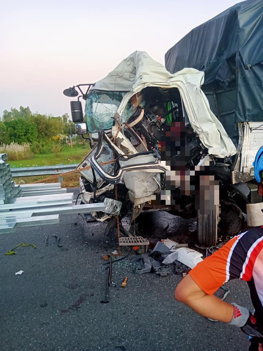 Tai nạn kinh hoàng giữa 2 xe tải khiến tài xế chết thảm - Ảnh 1.