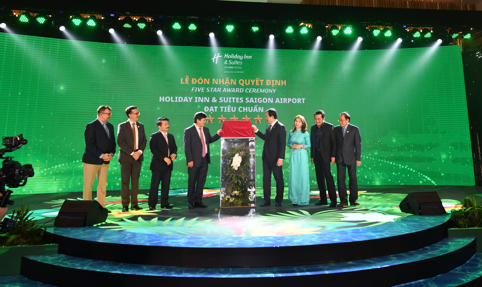 Khách sạn Holiday Inn & Suites đạt chứng nhận khách sạn 5 sao.