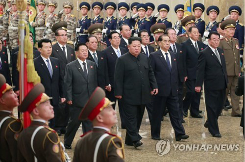 Lãnh đạo Kim Jong-un chủ trì hội nghị quân ủy trung ương mở rộng - Ảnh 1.