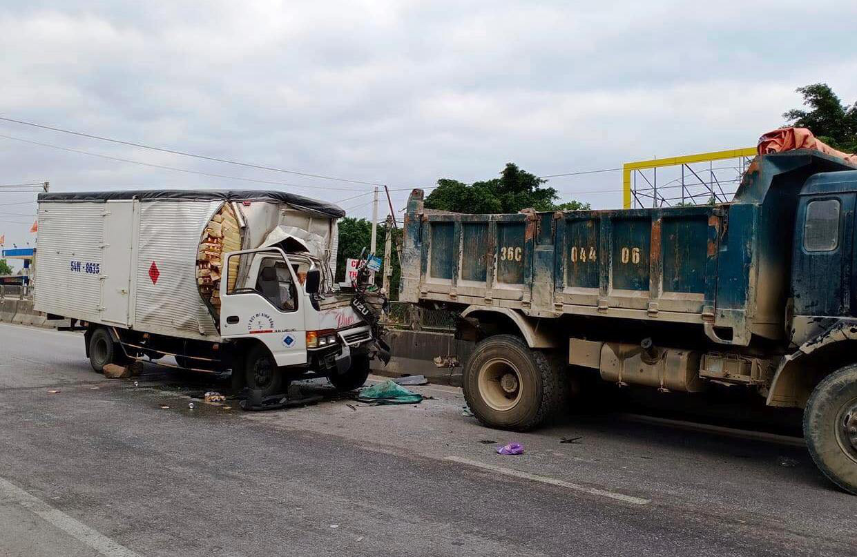 Xe tải và xe con tông trực diện kinh hoàng 3 người tử vong tại chỗ  Báo  Người lao động