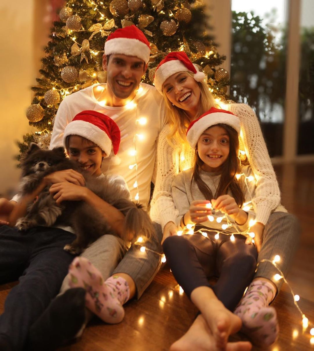 Noel là thời điểm để sum vầy bên gia đình và trao những món quà ý nghĩa. Để có thêm động lực chuẩn bị cho lễ hội sắp tới, hãy xem những bức ảnh Noel gia đình đầy thương yêu và niềm đam mê.