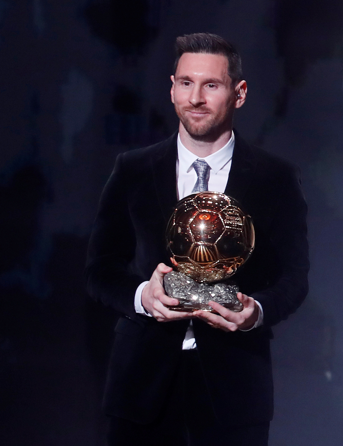 Lionel Messi, Quả bóng vàng, Giải thưởng: Lionel Messi đã đoạt giải Quả bóng vàng nhiều lần không chỉ bởi tài năng của mình mà còn bởi sự cố gắng và sự nỗ lực không ngừng nghỉ. Hãy xem hình ảnh liên quan để chứng kiến những khoảnh khắc đáng nhớ của Messi với giải thưởng danh giá này.