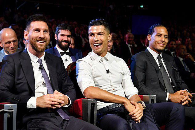 Đội hình trong mơ Quả bóng vàng: Messi và Ronaldo sánh vai huyền thoại - Ảnh 6.