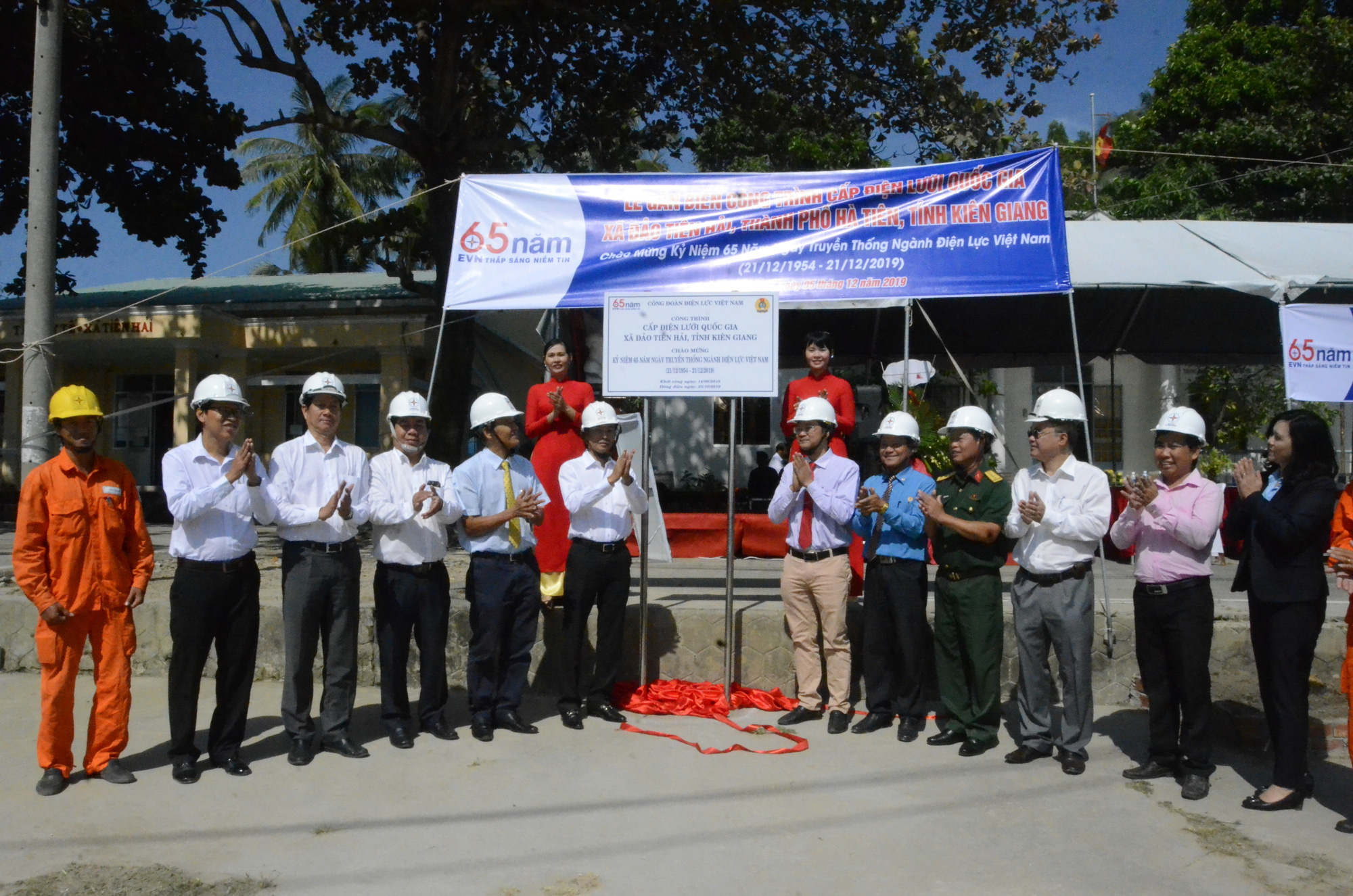 Gắn biển hoàn thành công trình cấp điện lưới quốc gia tại xã đảo Tiên Hải - Ảnh 1.