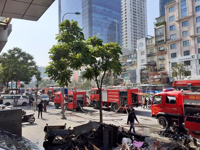 Cháy chi nhánh ngân hàng BIDV, đưa khoảng 60 người thoát ra ngoài an toàn - Ảnh 2.