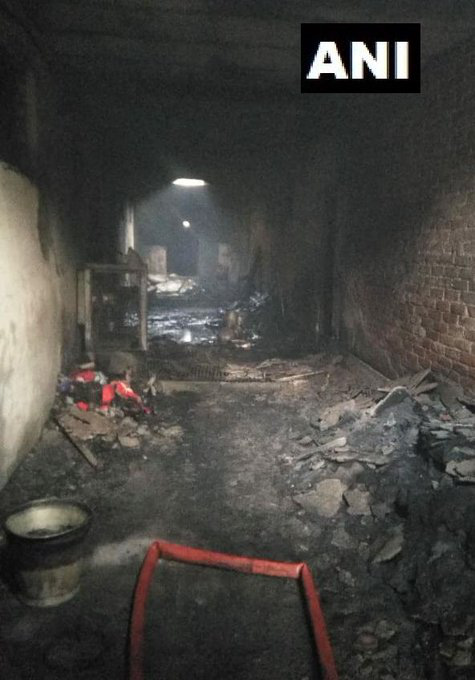 Ấn Độ: Cháy lớn ở nhà máy giấy mắc kẹt giữa ma trận hẻm - Ảnh 2.