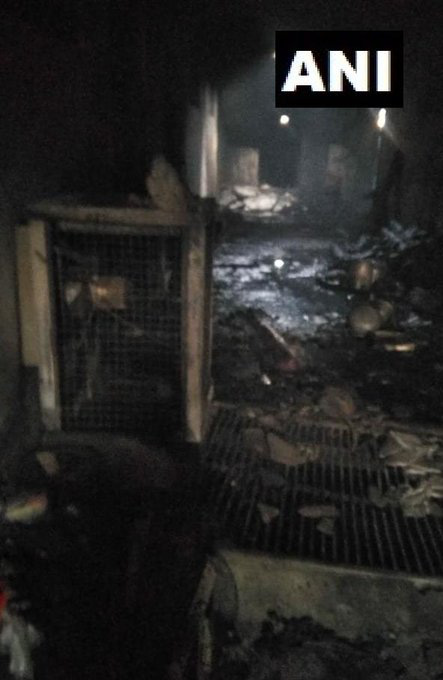 Ấn Độ: Cháy lớn ở nhà máy giấy mắc kẹt giữa ma trận hẻm - Ảnh 3.