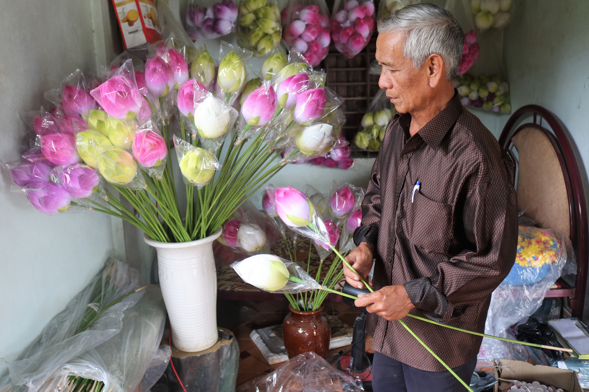 Độc đáo ngôi làng 300 năm làm hoa giấy ở Huế - Báo Người lao động