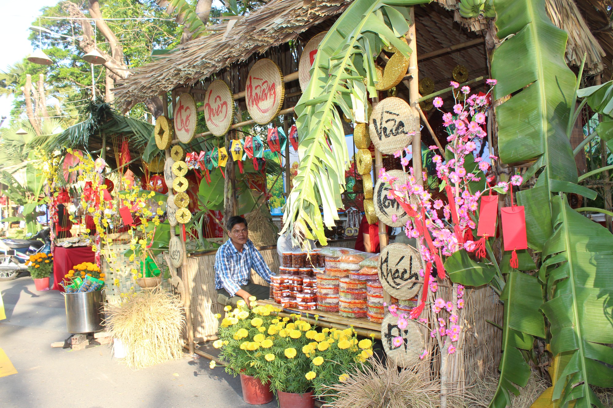 Chợ quê Tết - Những hình ảnh về chợ quê Tết sẽ đưa bạn tới những địa phương vùng quê Việt Nam, với các sản phẩm đặc trưng của mùa Tết. Nét truyền thống của chợ quê Tết sẽ giúp bạn có được trải nghiệm tuyệt vời nhất trong mùa lễ hội này.