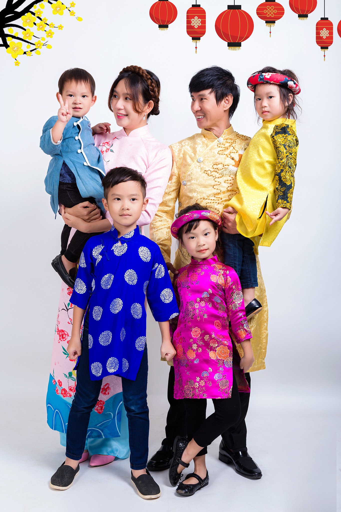 Hãy cùng khám phá bức hình đầy cảm xúc về gia đình Lý Hải Minh Hà trong mùa Xuân, với những khoảnh khắc đáng yêu và ấm áp của cả gia đình.