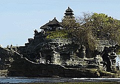 Đền thiêng trên đảo đá giữa biển ở thiên đường du lịch Bali