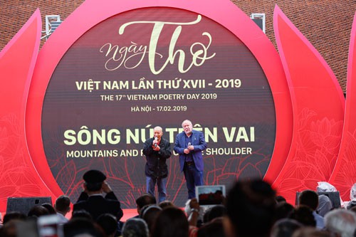 Ngày thơ Việt Nam 2019 - Sông núi trên vai - Ảnh 1.