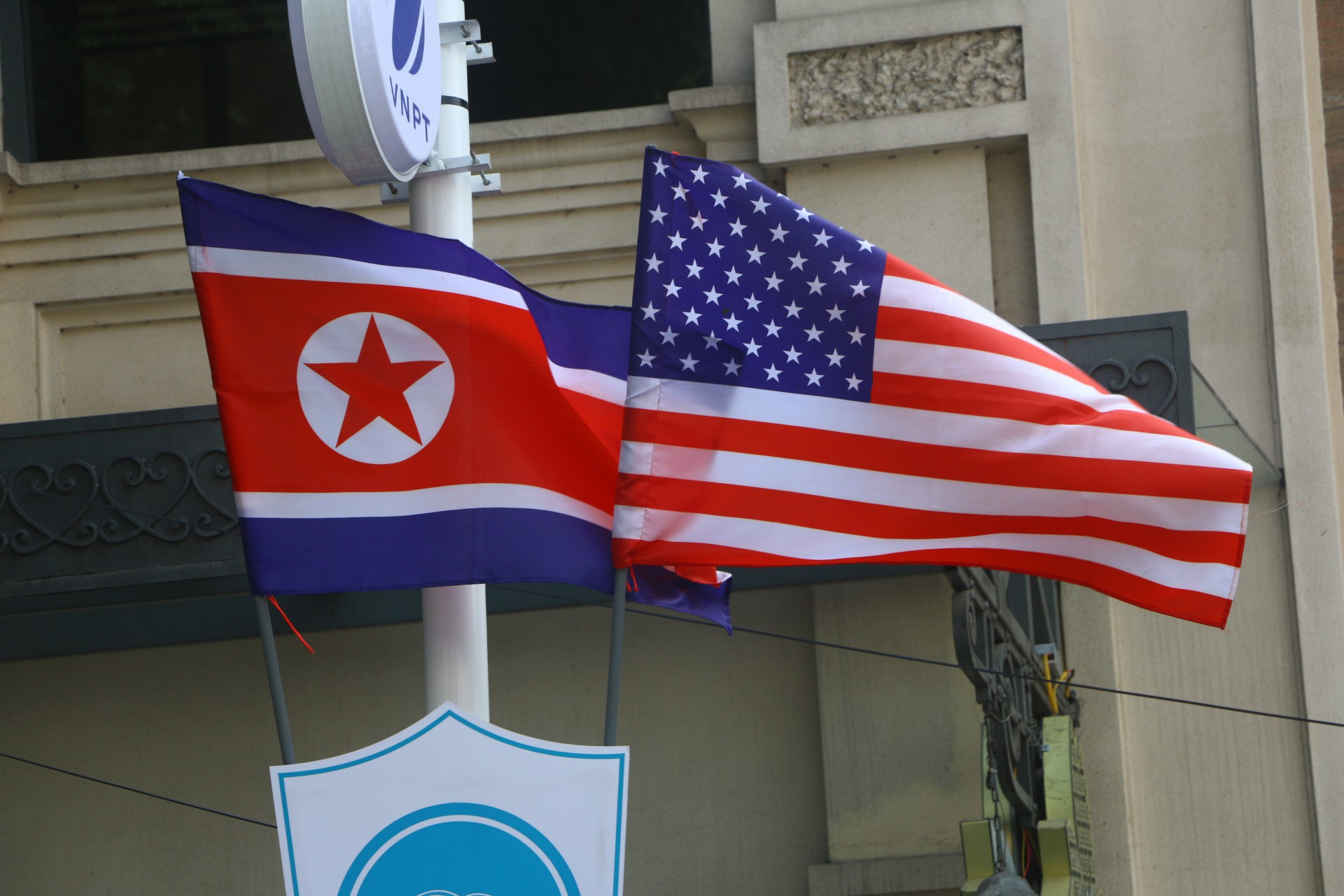Cờ Mỹ - Triều Tiên tại Hà Nội: Như một biểu tượng của sự hòa bình và hợp tác, việc tổ chức cuộc gặp giữa Tổng thống Mỹ và lãnh đạo Triều Tiên tại Hà Nội đã làm xúc động cả nước Việt Nam. Hình ảnh hai quốc kỳ đan xen tưởng chừng như không thể nhưng lại xảy ra tại đất nước chúng ta sẽ là một kỷ niệm vô cùng đáng nhớ.