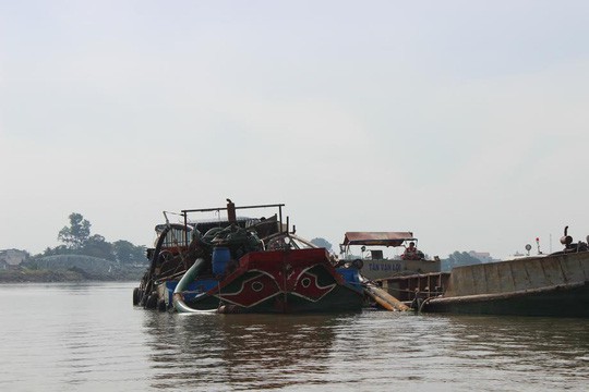 Cát tặc lợi dụng nghỉ Tết để hút cát trộm trên sông Đồng Nai - Ảnh 1.