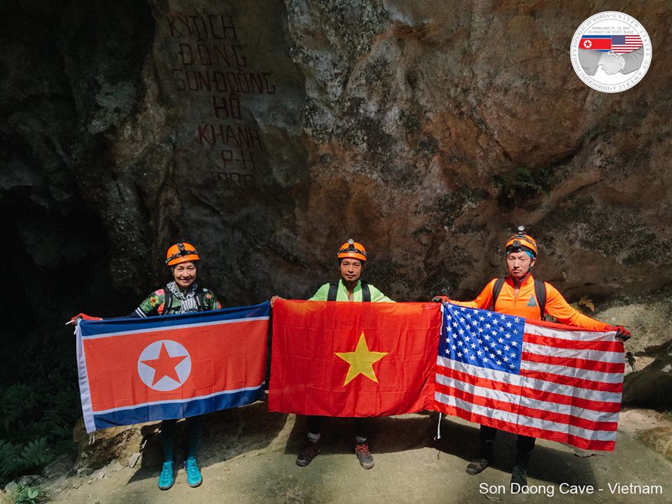 Quốc kỳ Việt Nam, Mỹ và Triều Tiên đang được trưng bày ở đây, điều đó cho thấy sự đoàn kết và hợp tác giữa các quốc gia trong khu vực và trên thế giới. Hãy xem hình ảnh để thấy sự đa dạng và sự giàu có văn hóa của các quốc gia này.