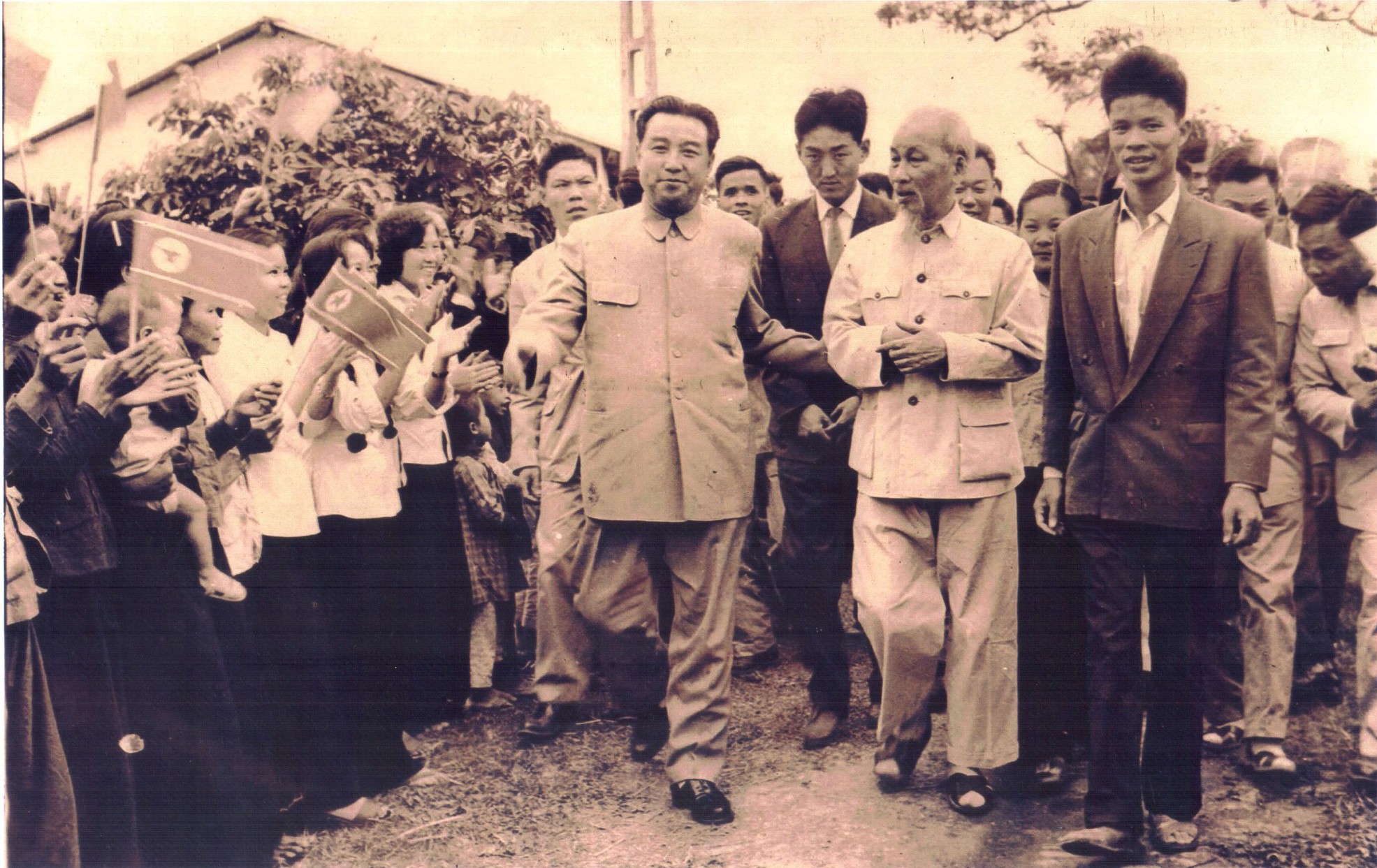 Câu Chuyện Đằng Sau Bức Ảnh Chụp Bác Hồ Và Chủ Tịch Kim Nhật Thành - Báo  Người Lao Động