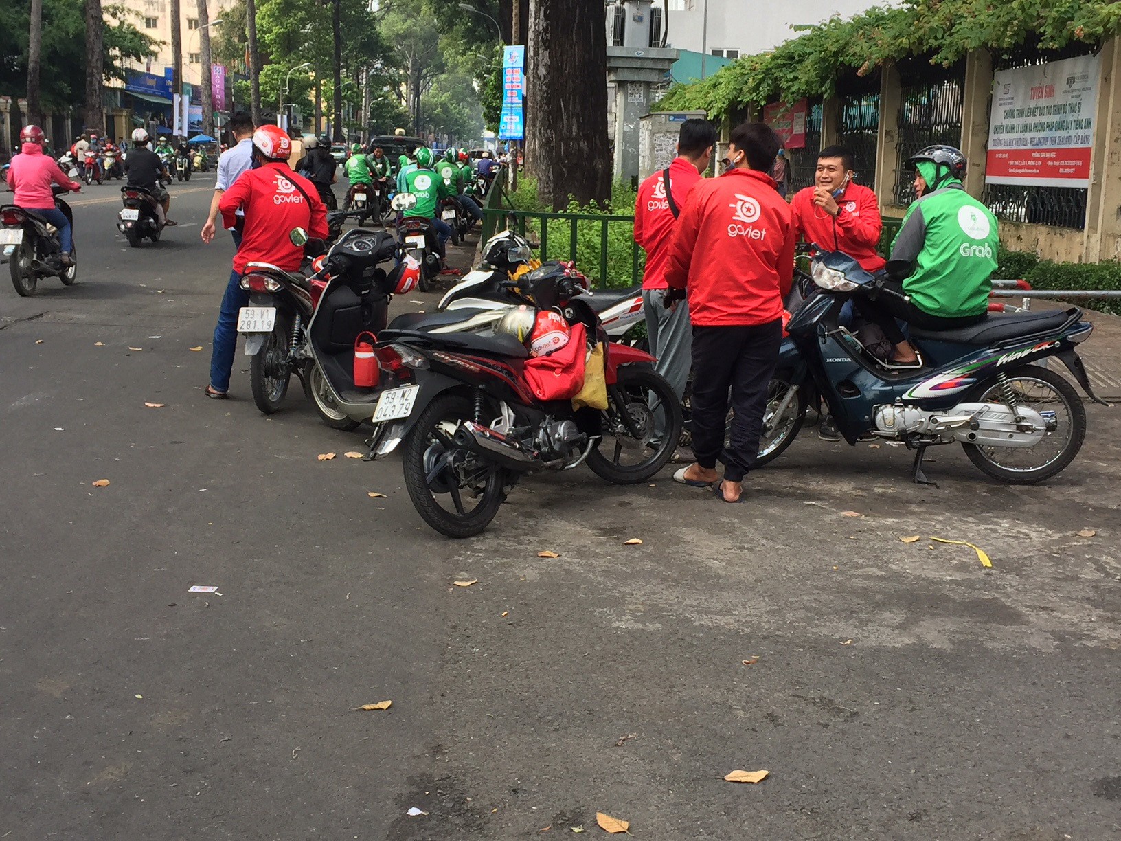Hà Nội Tràn lan cảnh xe ôm công nghệ chở khách vượt đèn đỏ đi đường cấm   Báo Dân trí