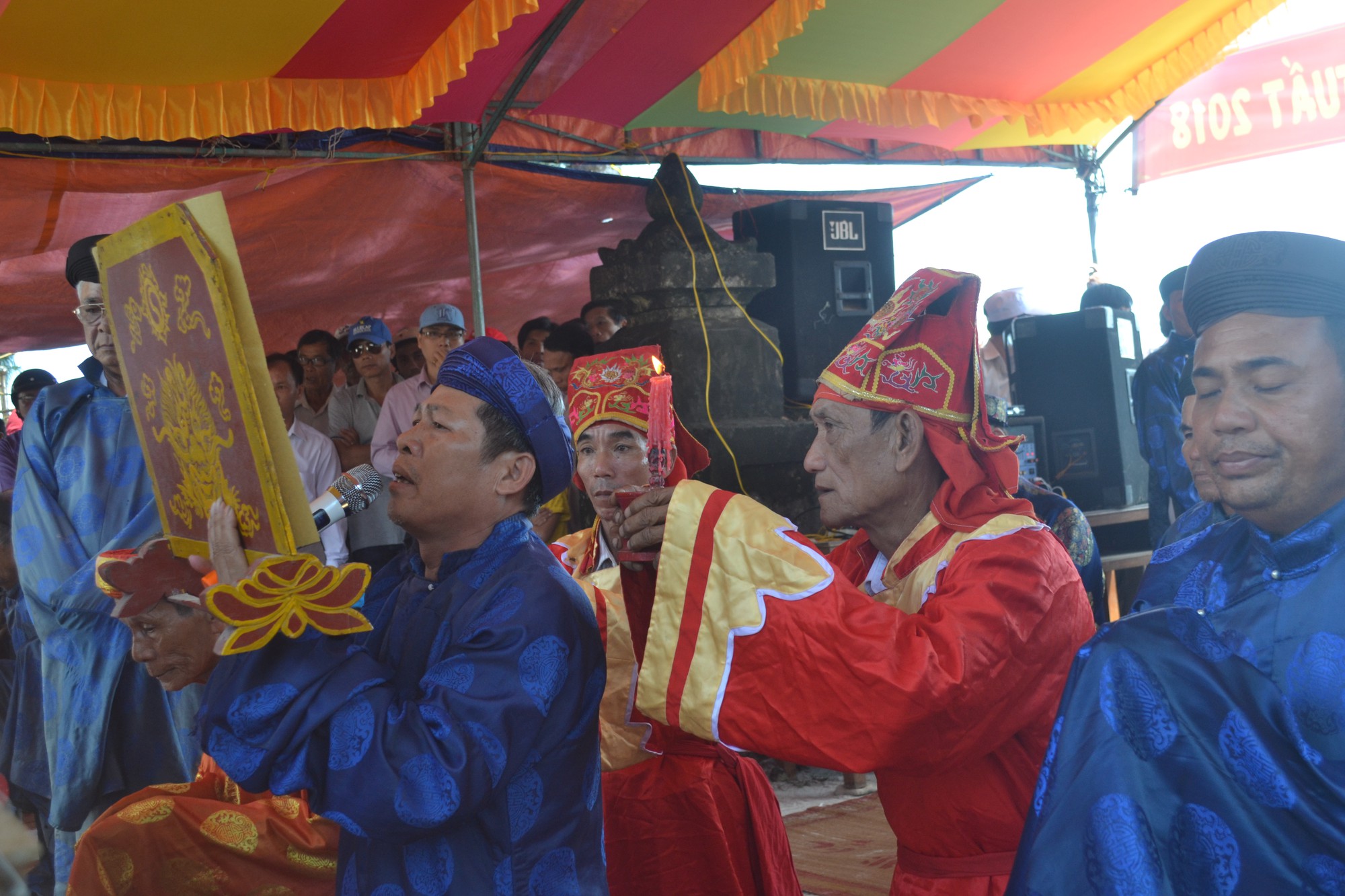 Lễ hội đua thuyền tứ linh đầu xuân ở Lý Sơn thu hút du khách - Ảnh 1.