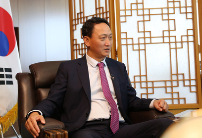 Đại sứ Hàn Quốc nói về ngoại giao bóng đá Việt - Hàn - Ảnh 1.