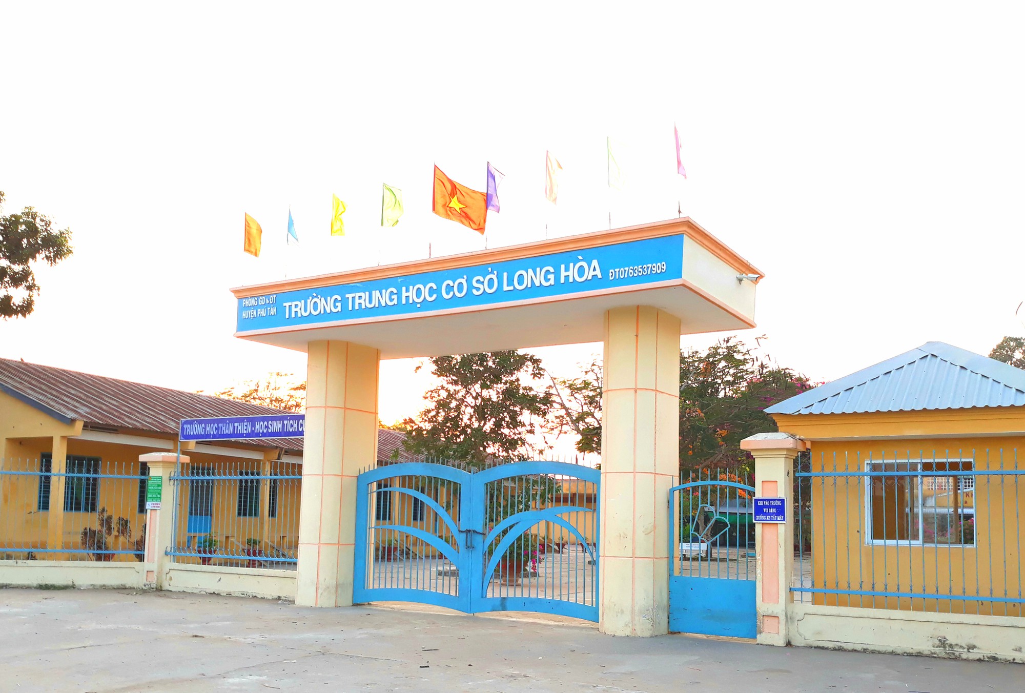 Xôn xao thông tin thầy hiệu trưởng đánh giáo viên trong tiệc liên hoan ngày 20-11 - Ảnh 2.