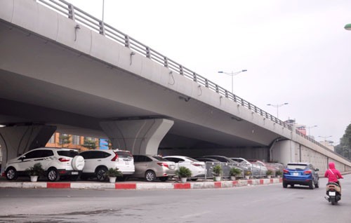 Bộ GTVT bác đề xuất của Hà Nội về việc duy trì các điểm giữ xe dưới gầm cầu - Ảnh 1.