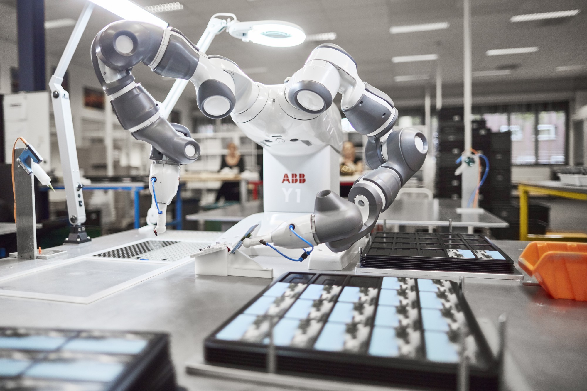 Завод роботов. Коллаборативный робот ABB Yumi. Промышленные роботы ABB Robotics. ABB Yumi IRB 14000. Робот IRB 14000.