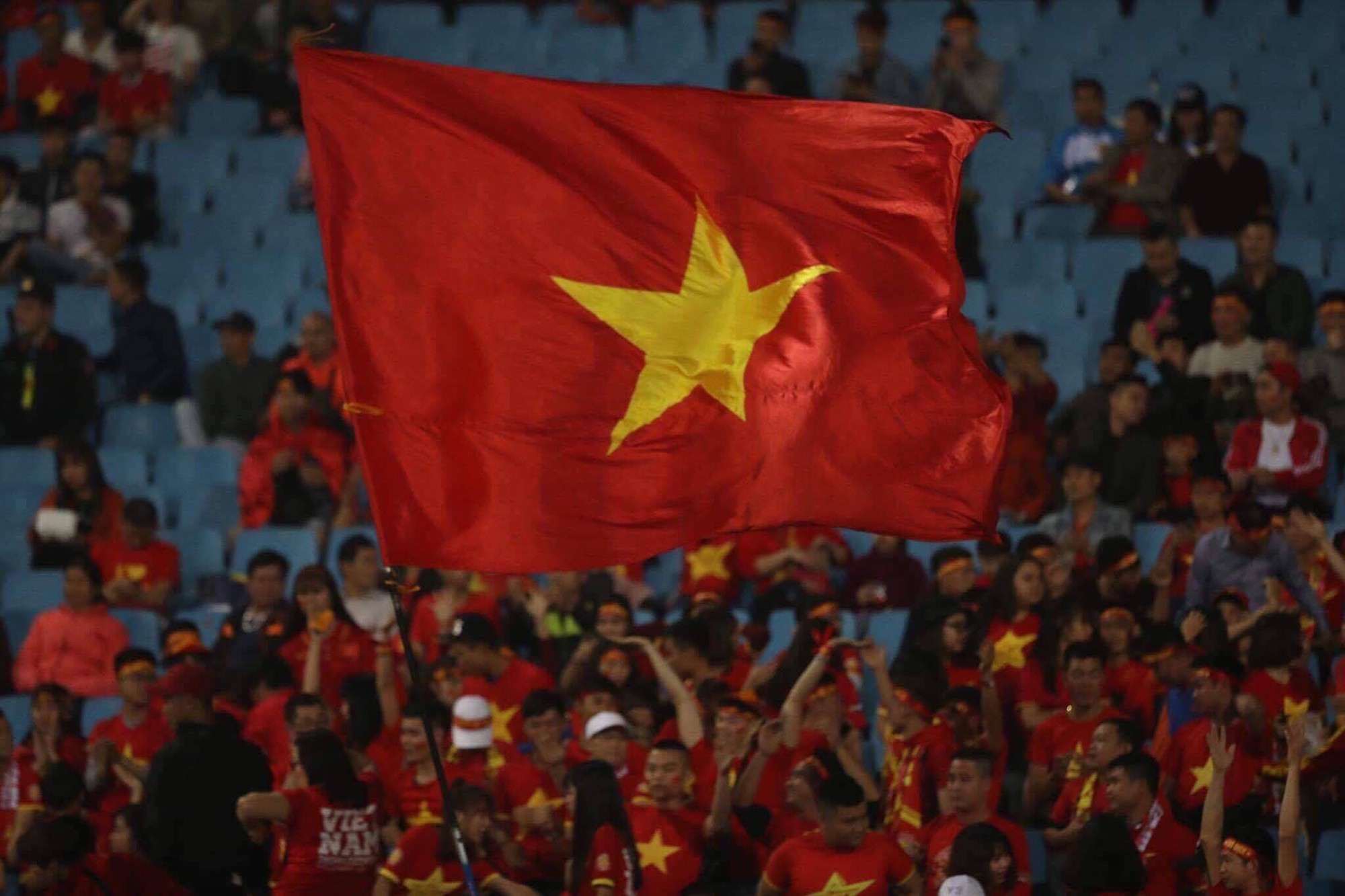 HLV: HLV là một vai trò rất quan trọng trong đội tuyển Việt Nam. Nhấn vào hình ảnh để biết thêm về HLV có tình yêu dành cho đội tuyển của chúng ta.