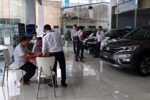 Những chiêu moi tiền khách Việt khi mua ôtô - Ảnh 2.