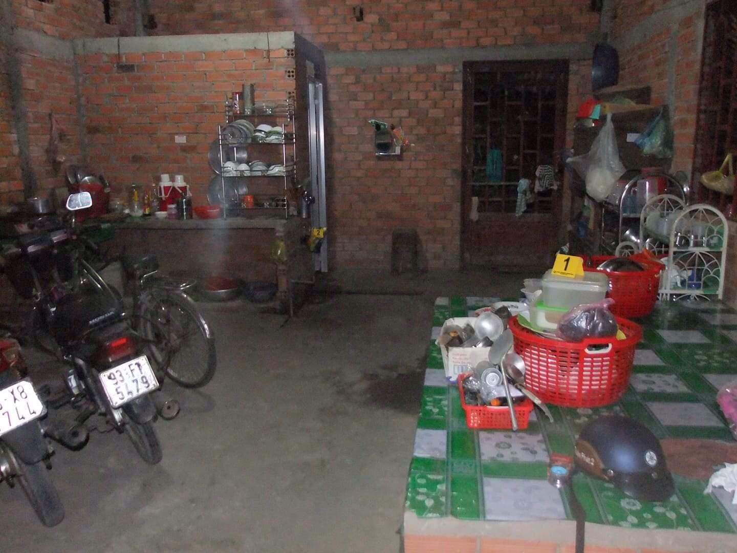 Gãy cột sống vì nhảy từ ban công xuống nghi do bị chồng bạo hành- Ảnh 2.