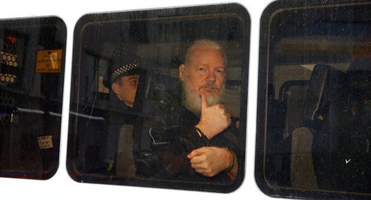 Định trốn sang Nhật Bản, trợ lý của ông chủ Wikileaks bị bắt - Ảnh 1.