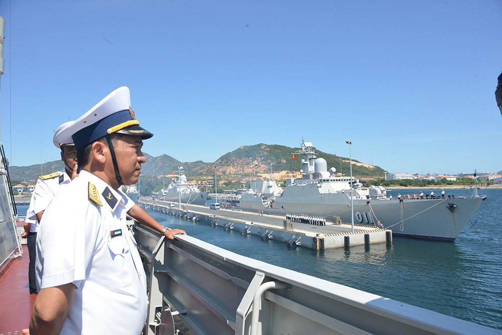 2 tàu hộ vệ tên lửa Đinh Tiên Hoàng và Trần Hưng Đạo thăm Trung Quốc - Ảnh 2.