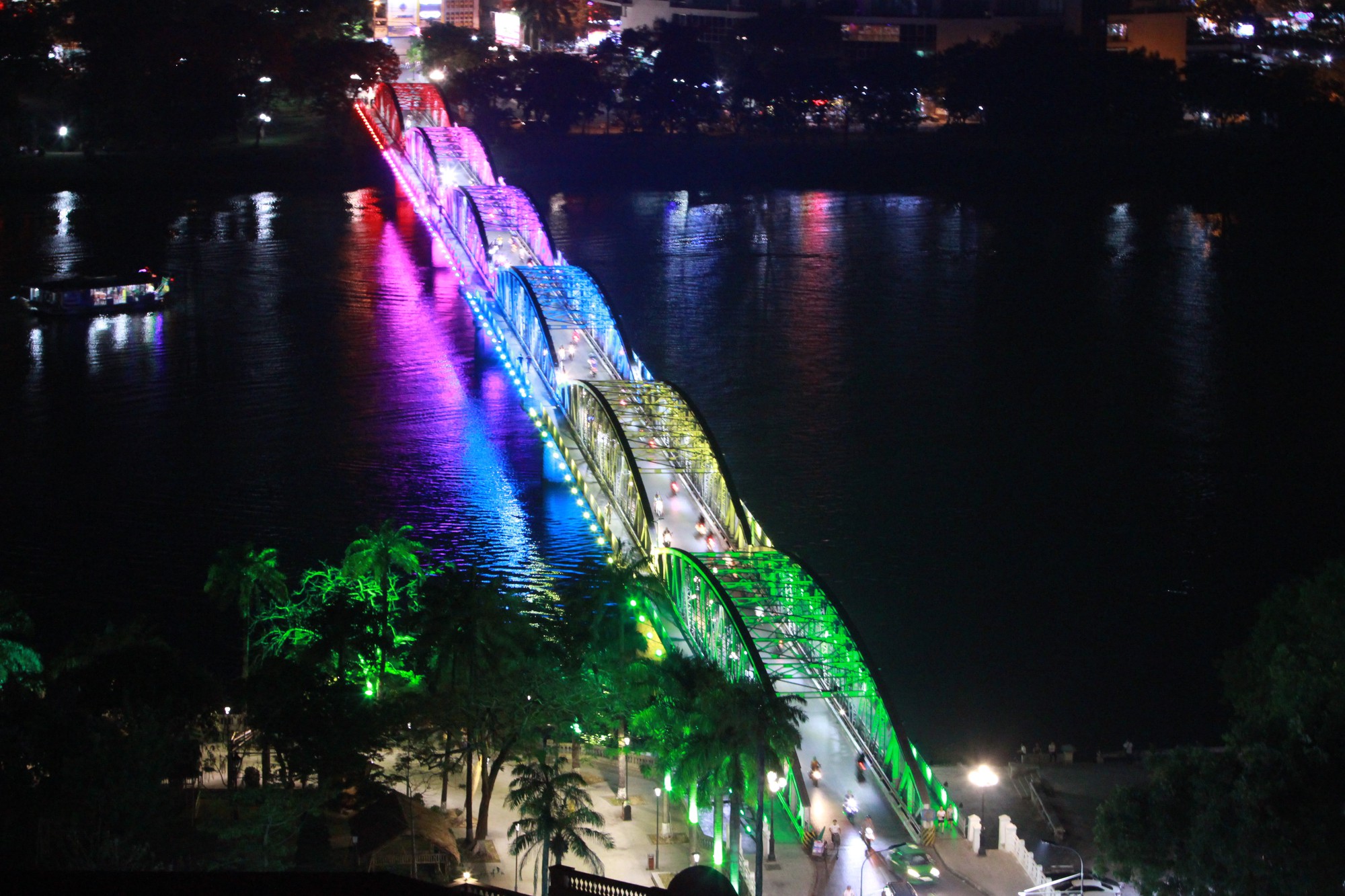 Hãy cùng ngắm nhìn cây cầu Trường Tiền Huế vào buổi tối, khi thành phố lung linh ánh đèn. Bức tranh tổng thể của cây cầu sẽ khiến bạn cảm nhận được sự độc đáo và nên thơ của Huế đêm.
