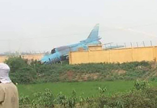 Máy bay quân sự gặp sự cố khi đang hạ cánh ở Yên Bái - Ảnh 2.