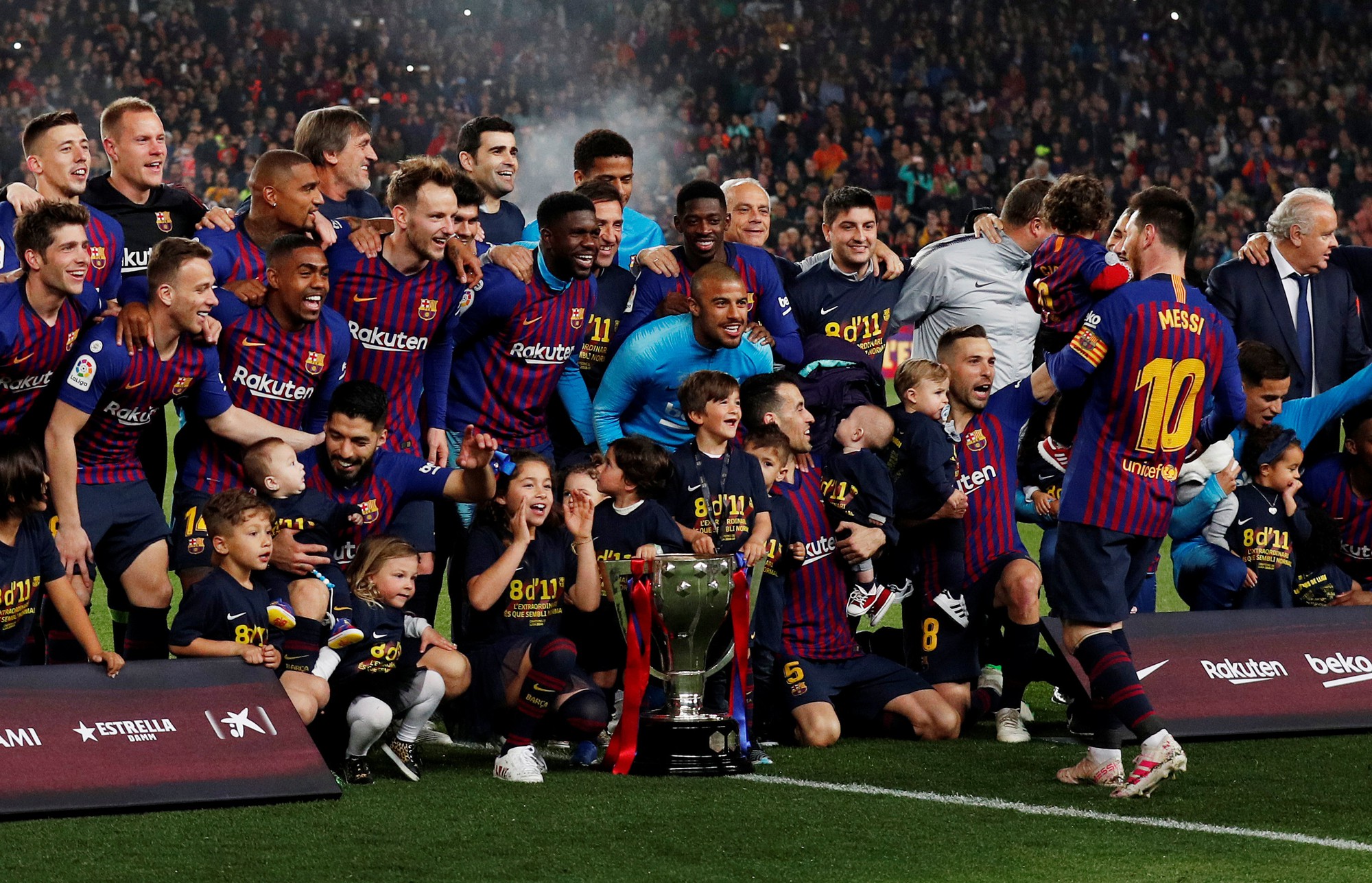 Барселона 2018. Чемпионы Испании за 10 лет. FC Barcelona Glory. Барселона фото клуб.