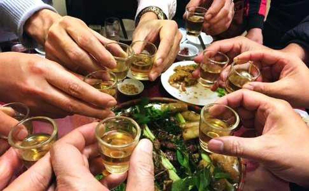 Bia: Với hương vị đặc trưng và sự tươi mát, chiếc ly bia không chỉ là món đồ uống mà còn là một phần cuộc sống của người Việt. Hãy đến với hình ảnh liên quan đến bia để cảm nhận thêm được độ ngon và thú vị của loại đồ uống này.